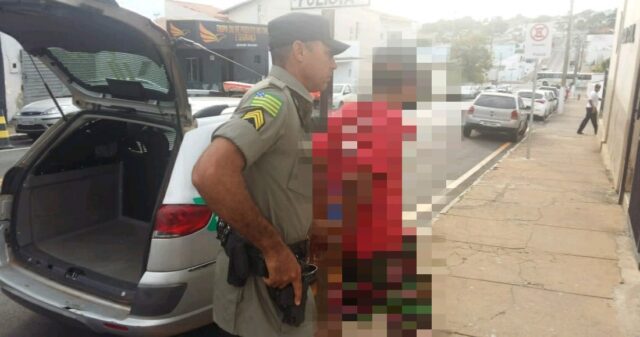 Homem é preso transitando com espingarda nas costas em plena luz do dia em Catalão