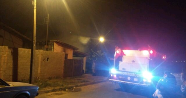 Bombeiros são acionados para combater incêndio em residência no Bairro Pontal Norte
