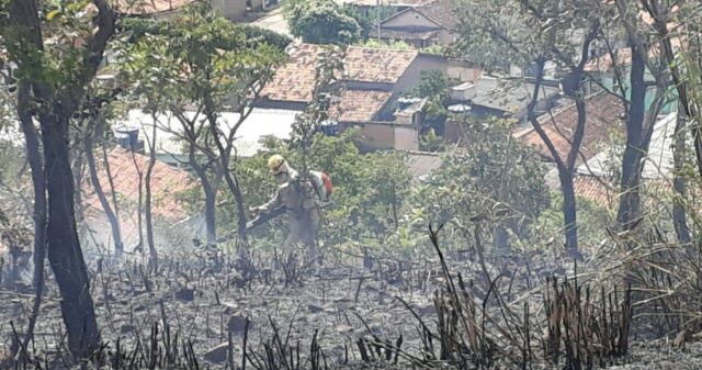 Ocorrência de Incêndio em Vegetação no Morro do São João em Catalão