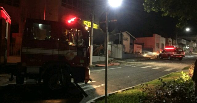 Assaltantes explodem três bancos e uma agência dos Correios, roubam joalheria e incendeiam caminhonete em Ipameri