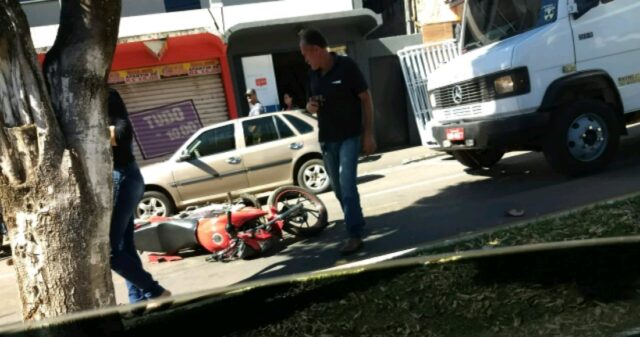 Flagrante de acidente de trânsito na Avenida José Marcelino envolvendo um motocicleta e dois veículos
