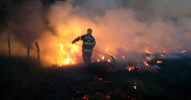 Serviço Operacional do 10° Batalhão Bombeiro Militar de Catalão combate incêndio em Vegetação