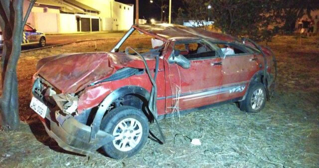 Jovem fica ferido após carro capotar no Bairro Copacabana