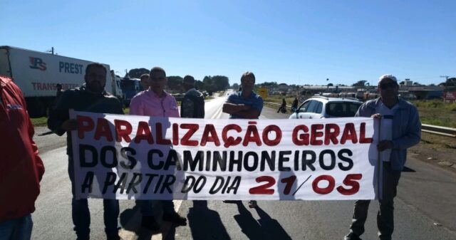 Caminhoneiros bloqueiam rodovias em Goiás contra alta no preço diesel