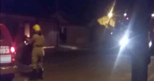 Corpo de Bombeiros de Catalão combate incêndio em veículo, na Vila Erondina