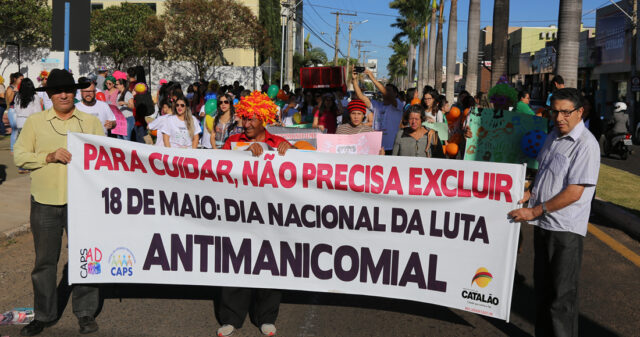Centenas de pessoas participaram da Marcha da Luta Antimanicomial