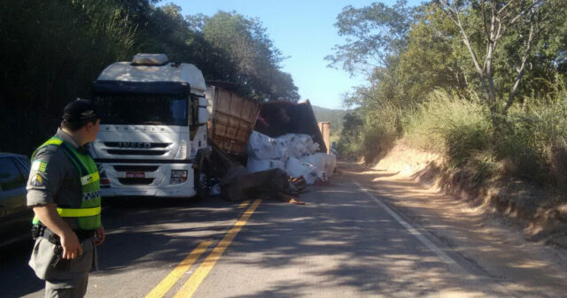 Carreta carregada de adubo tomba na GO 213 entre Ipameri e Caldas Novas