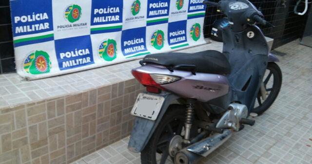 Polícia Militar realiza a prisão de suspeitos de roubo e recupera motocicleta