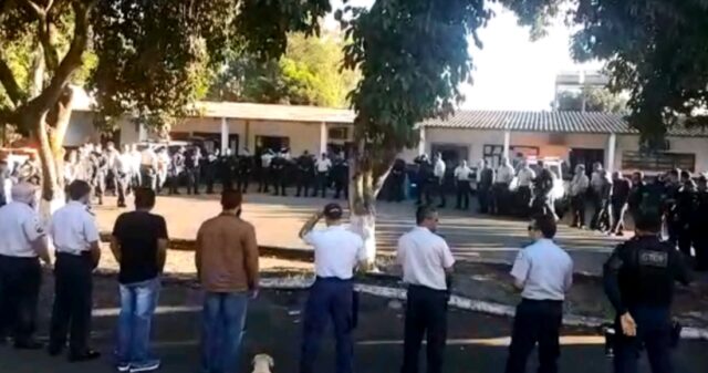 Policiais do DF fazem cortejo fúnebre de 300 km para sargento morto em assalto a ônibus