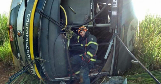 MGO registra tombamento de ônibus na BR-050, em Minas Gerais