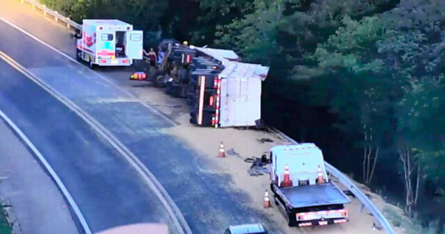 Motorista fica ferido após carreta tombar na BR 050 em Catalão