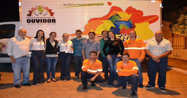 Prefeitura de Ouvidor, Secretaria municipal de Meio Ambiente, em parceria com a empresa Cmoc Brasil, entrega caminhão de coleta seletiva para população