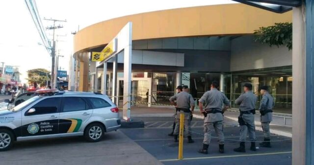 Bandidos explodem agência do Banco do Brasil em Caldas Novas