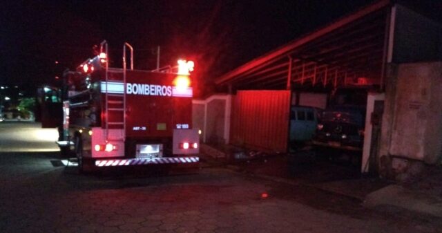 Pelotão de Bombeiros Militar de Ipameri controla incêndio em veículo de grande porte