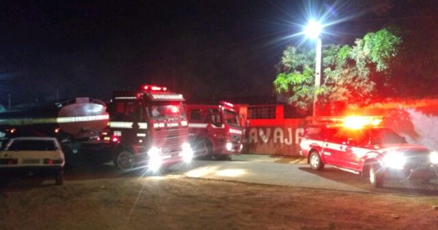Bombeiros combate incêndio em comércio no Bairro Nossa Senhora de Fátima
