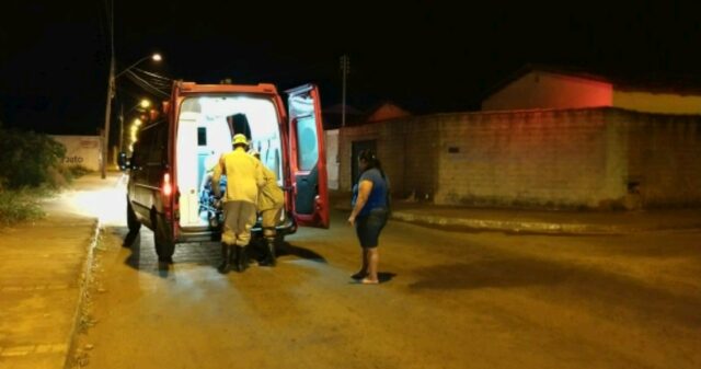 Jovem ciclista fica ferido após ser fechado por carro