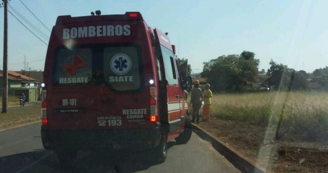 Bombeiro atende vítima com arame fixado na perna