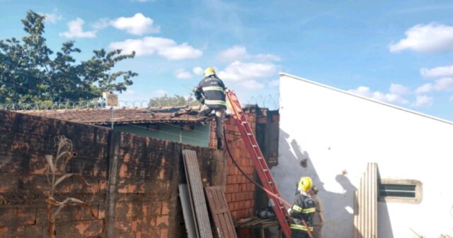 Corpo de Bombeiros combate incêndio em residência no Bairro das Américas