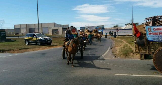 Comitivas de Romeiros atravessam BRS com apoio da PRF