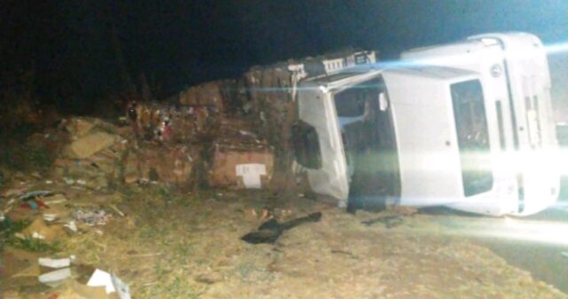 Guincho após ser fechado por veículo envolve em acidente.