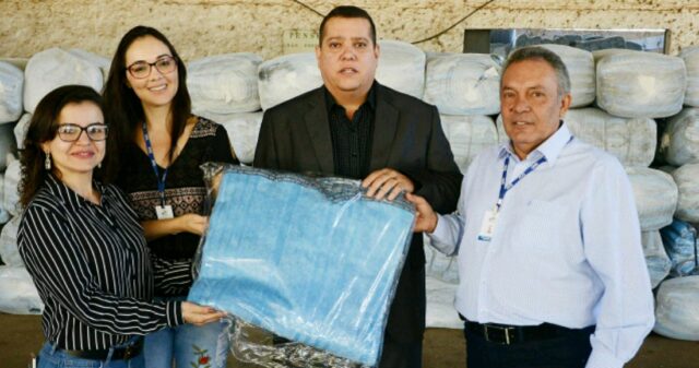 DGAP recebe quatro mil cobertores da OVG e celebra parceria do Programa Goiás sem Frio