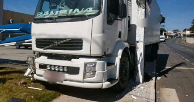 Após perde o freio, caminhão bate em estrutura de estacionamento de supermercado em Catalão