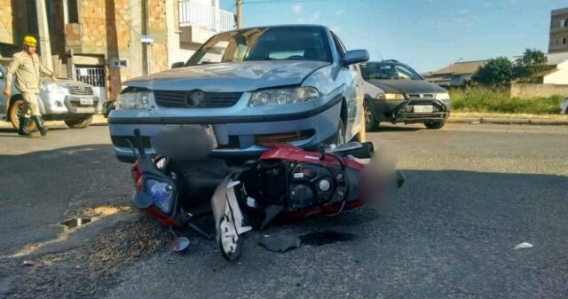 Acidente de trânsito envolvendo carro x moto no Bairro das Américas
