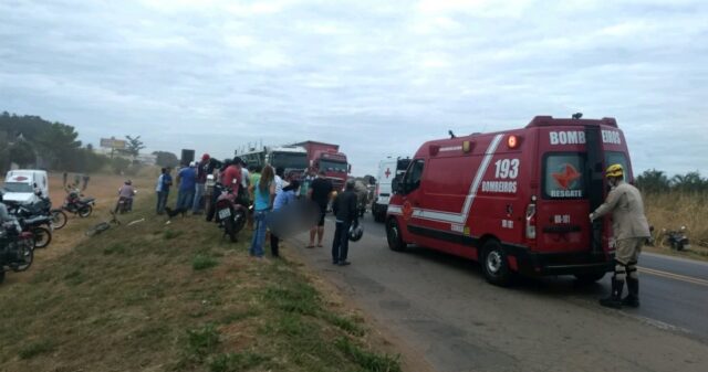 Um jovem morre e uma adolescente fica gravemente ferida em acidente de trânsito na BR-050