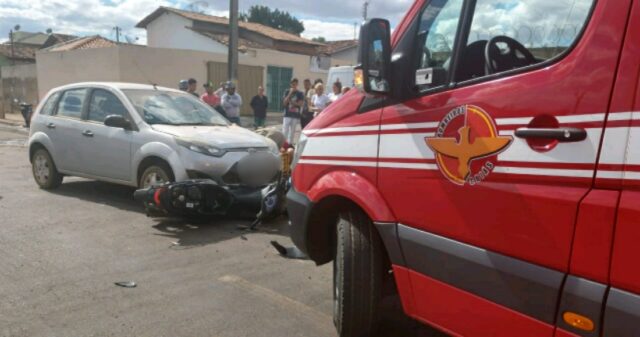 Bombeiros atendem acidente envolvendo carro e moto na Vila União em Catalão