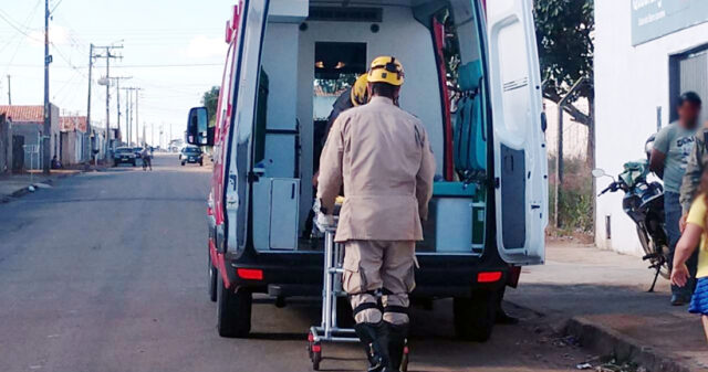 Motociclista atropela ciclista e foge do local, em Catalão
