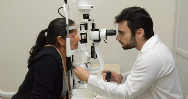 Após agendamento antecipado, cerca de 1.200 pessoas passam por consultas e fazem exames oftalmológicos gratuitamente