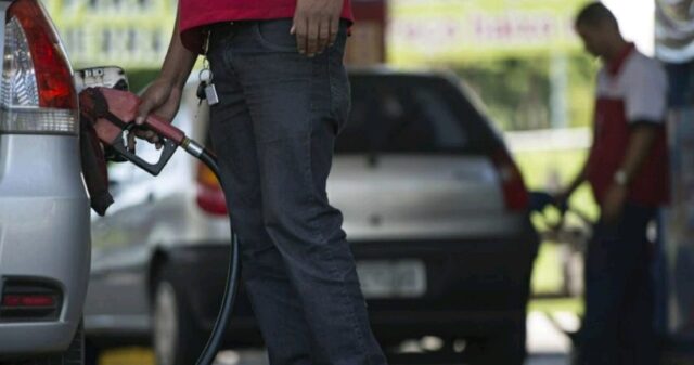 Preço médio da gasolina cai 1,35% nesta quarta-feira