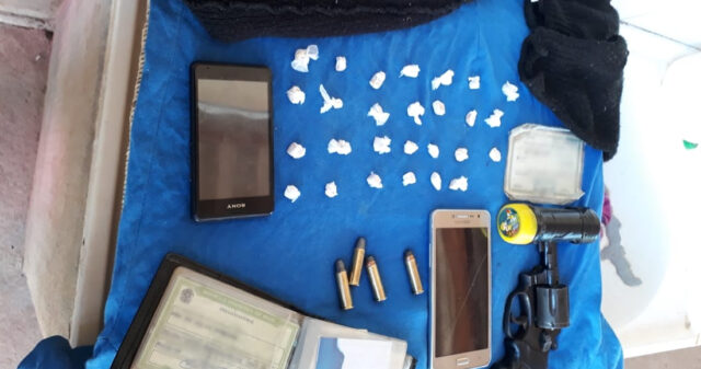 PM de Pires do Rio prende suspeitos por tráfico de drogas e posse de arma de fogo
