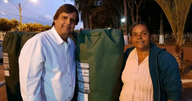 Prefeito Onofre Galdino participa de entrega de tendas aos feirantes.