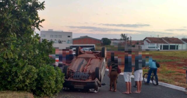 Carro capota na avenida Dr Lamartine, em Catalão