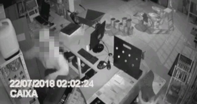 Câmera de segurança flagra furto em comércio durante a madrugada, em Catalão
