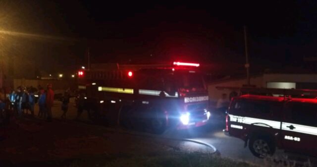 Bombeiros combate incêndio em residência no Bairro Pontal Norte