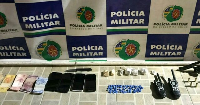 Polícia Militar apreende armas de fogo e suspeito por tráfico de drogas em Ouvidor