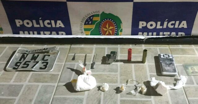 Polícia Militar recupera motocicleta furtada e apreende munições e porções de drogas