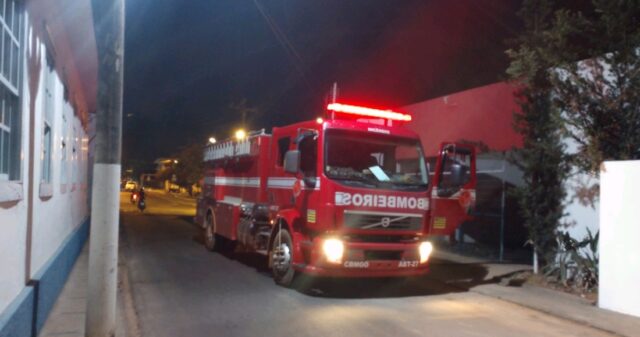Bombeiros combate princípio de incêndio no Centro de Catalão