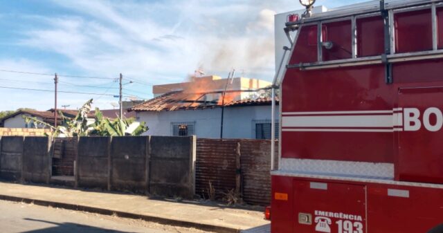 Incêndio destrói residência no bairro Ipanema