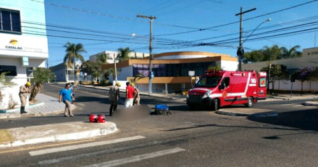 Mulher fica ferida em acidente de trânsito no centro de Catalão