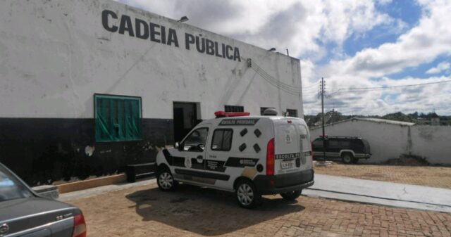 Detentos quebram teto da cela e fogem de presídio em Cristalina