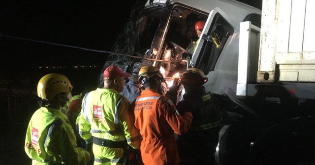 Motorista fica preso nas ferragens após caminhão colidir na traseira de outro na BR-050