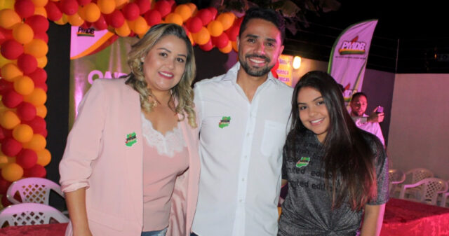 Professor Thiago Simões recebe amigos, familiares e lideranças politicas em sua residência
