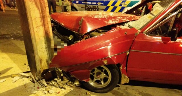 Motorista perde o controle de carro e colide com poste, no Setor Universitário