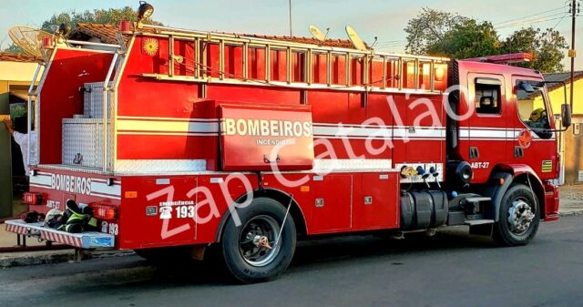 Bombeiros de Catalão combatem incêndio em residência, no bairro Santa Cruz