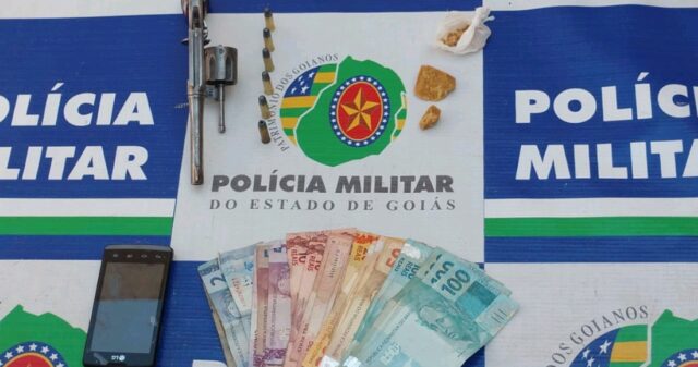 Polícia Militar realiza a prisão de suspeito de tráfico de drogas e apreende arma de fogo e entorpecentes  na Vila Cruzeiro.