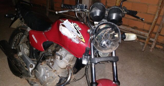 Jovem fica ferido após colidir moto contra caçamba de entulho sem sinalização