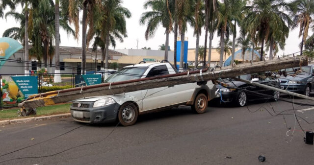Carreta atinge fios e derruba poste sobre veículo estacionado na Avenida Dr. Lamartine, em Catalão